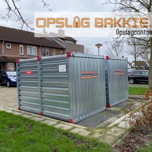 2 opslagcontainers voor de deur