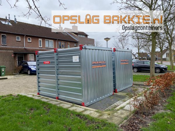 2 opslagcontainers voor de deur
